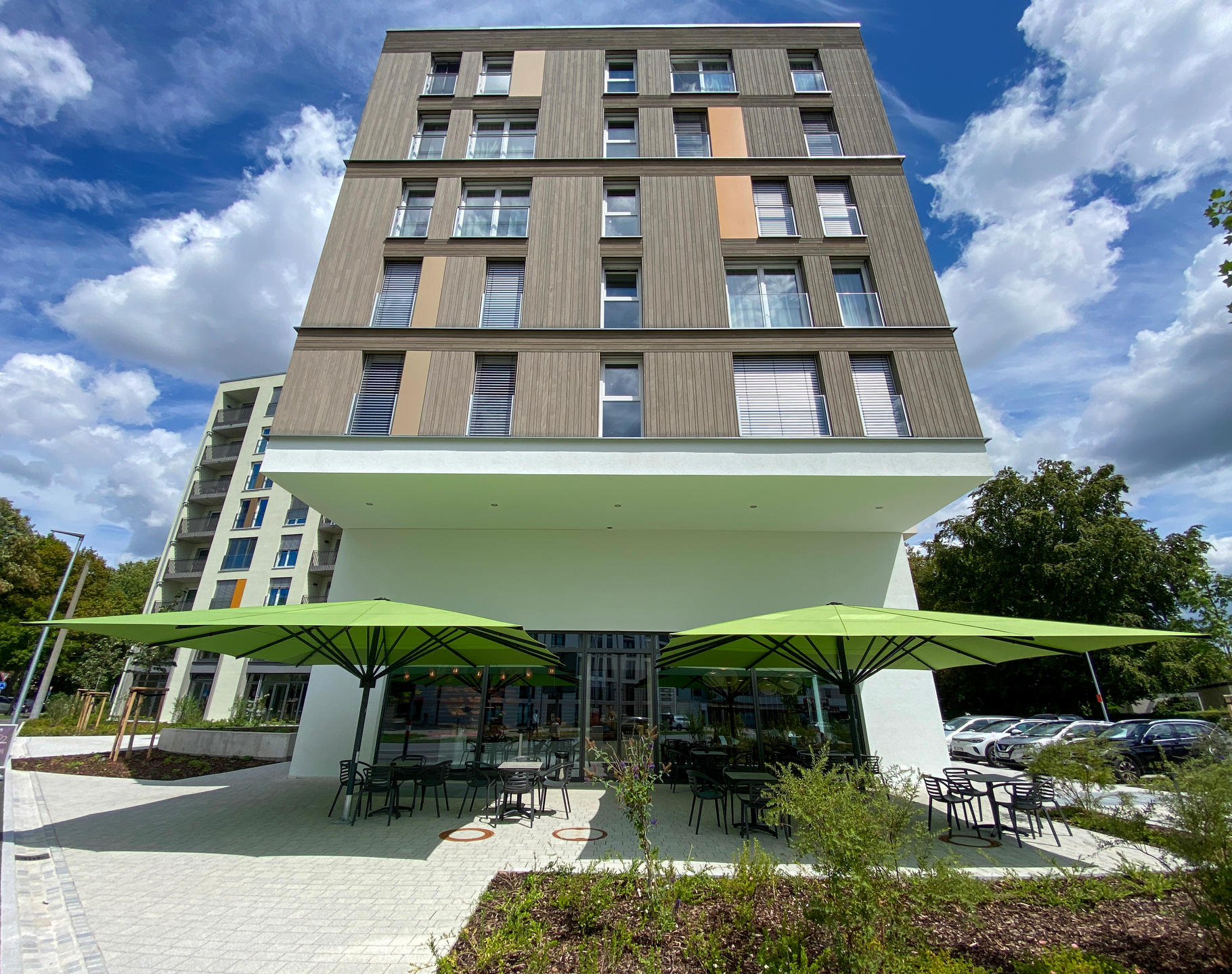 Terrasse mit lindgrünen Sonnenschirmen